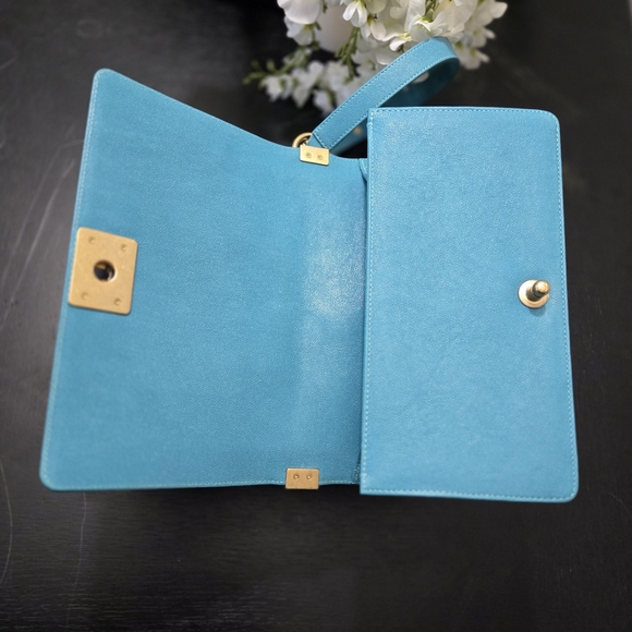 CHANEL Teal Quilted Crossbody Bag with Gold Chain - Picture 10 of 11